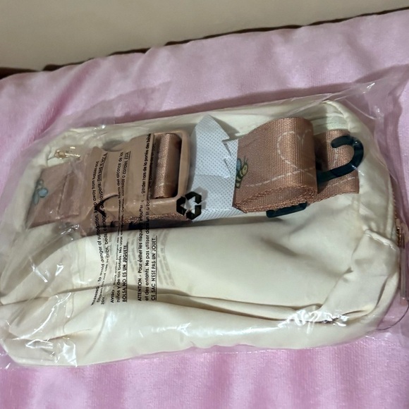 🎄Sale! Disney Winnie the Pooh Fanny pack new with tags! - Picture 6 of 6